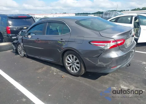 2018 Toyota Camry Le z USA, uszkodzony, nr VIN 4T1B11HK2JU030995